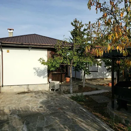 стаи за гости Holiday Garden